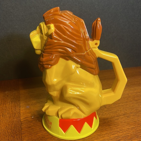 RingLing Bros Barnum & Bailey Circus Lion Cup. - Picture 3 of 8